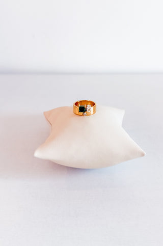 Emerald Ring by Chansutt Pearls